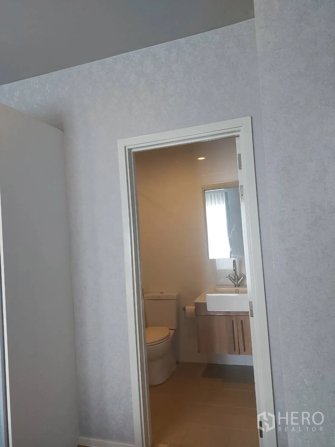 公寓 出租在Watthana, Bangkok - 卧室门通向带洗手台的套内浴室