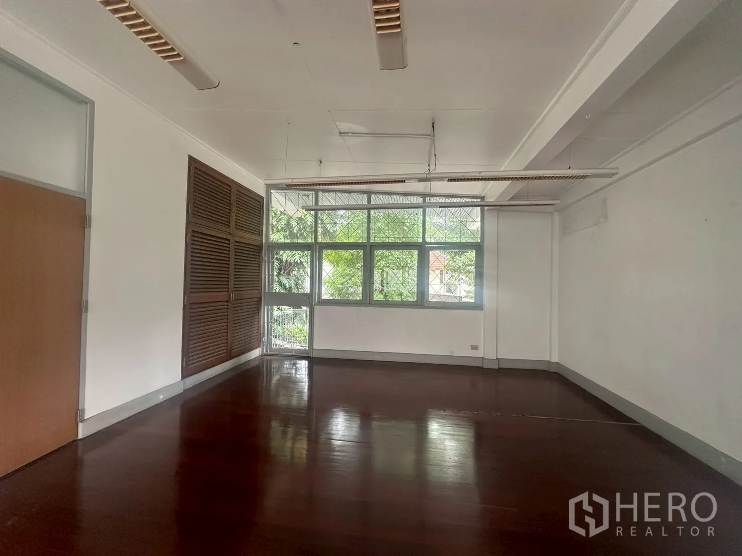 独立式住宅 出租在Watthana, Bangkok - 另一二楼房间，有百叶柜和大窗，可见树景。