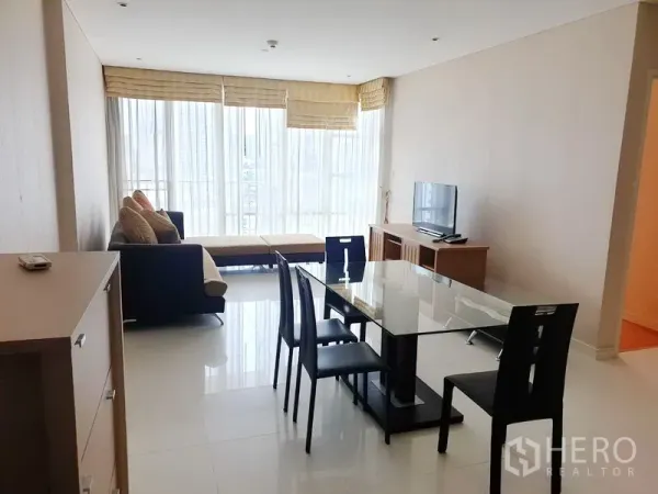 公寓 出租或出售在Watthana, Bangkok - 明亮的客餐厅，落地窗、玻璃餐桌与沙发，享城市景观