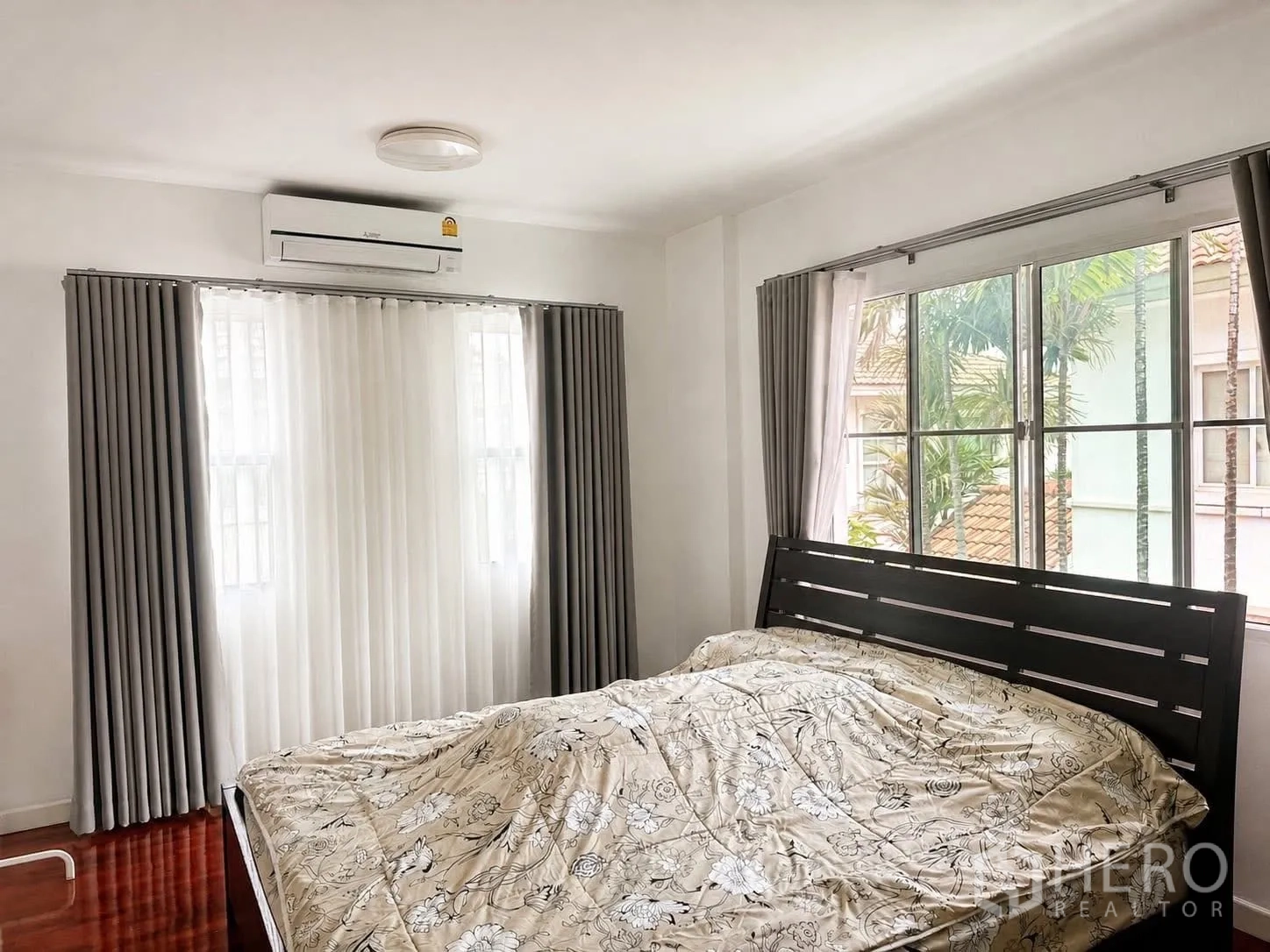 独栋房屋 for rent in Prawet, Bangkok - 卧室配床与空调，双层窗帘，窗外可见绿植景观。