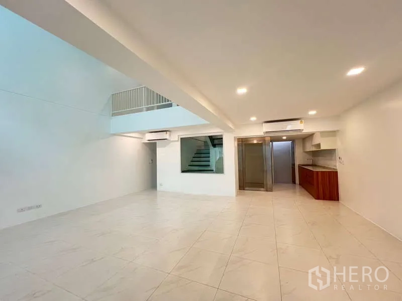 带办公室的家 出租在Khlong Toei, Bangkok - 开放客厅，电梯与内置茶水间，筒灯照明。
