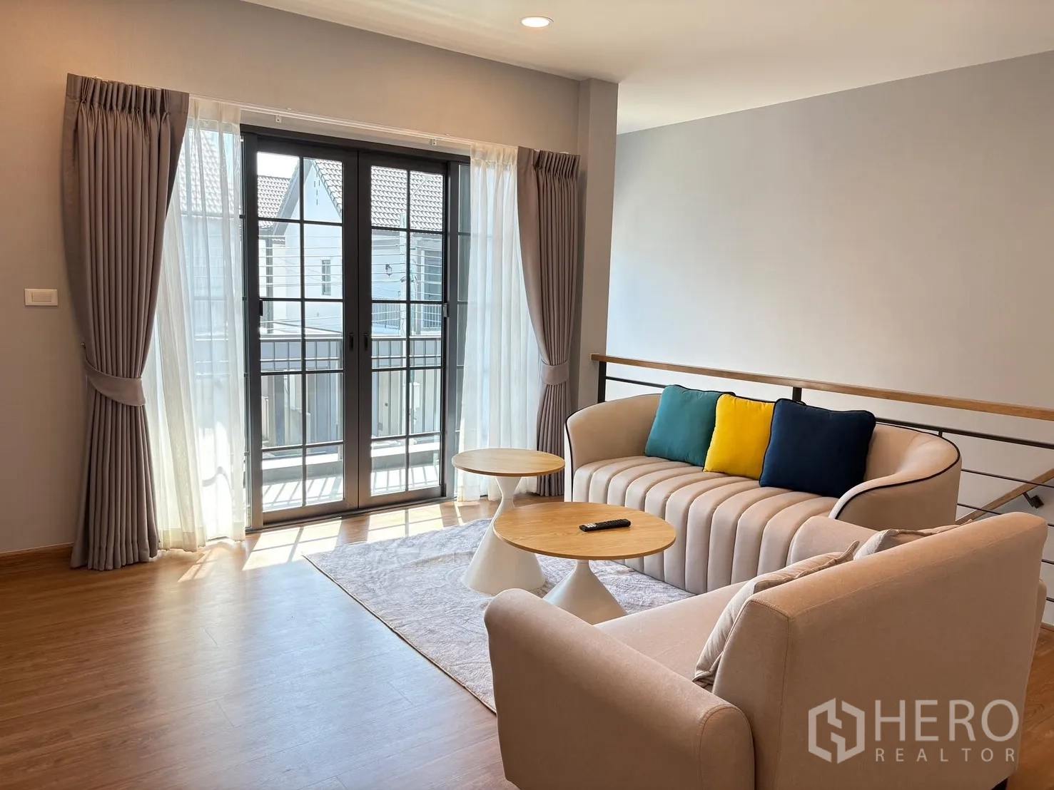บ้าน for rent in Bang Phli, Samut Prakan - เลานจ์ชั้นบนมีโซฟาสองตัว โต๊ะกลางทรงกลม และประตูระเบียงพร้อมม่านสองชั้น.
