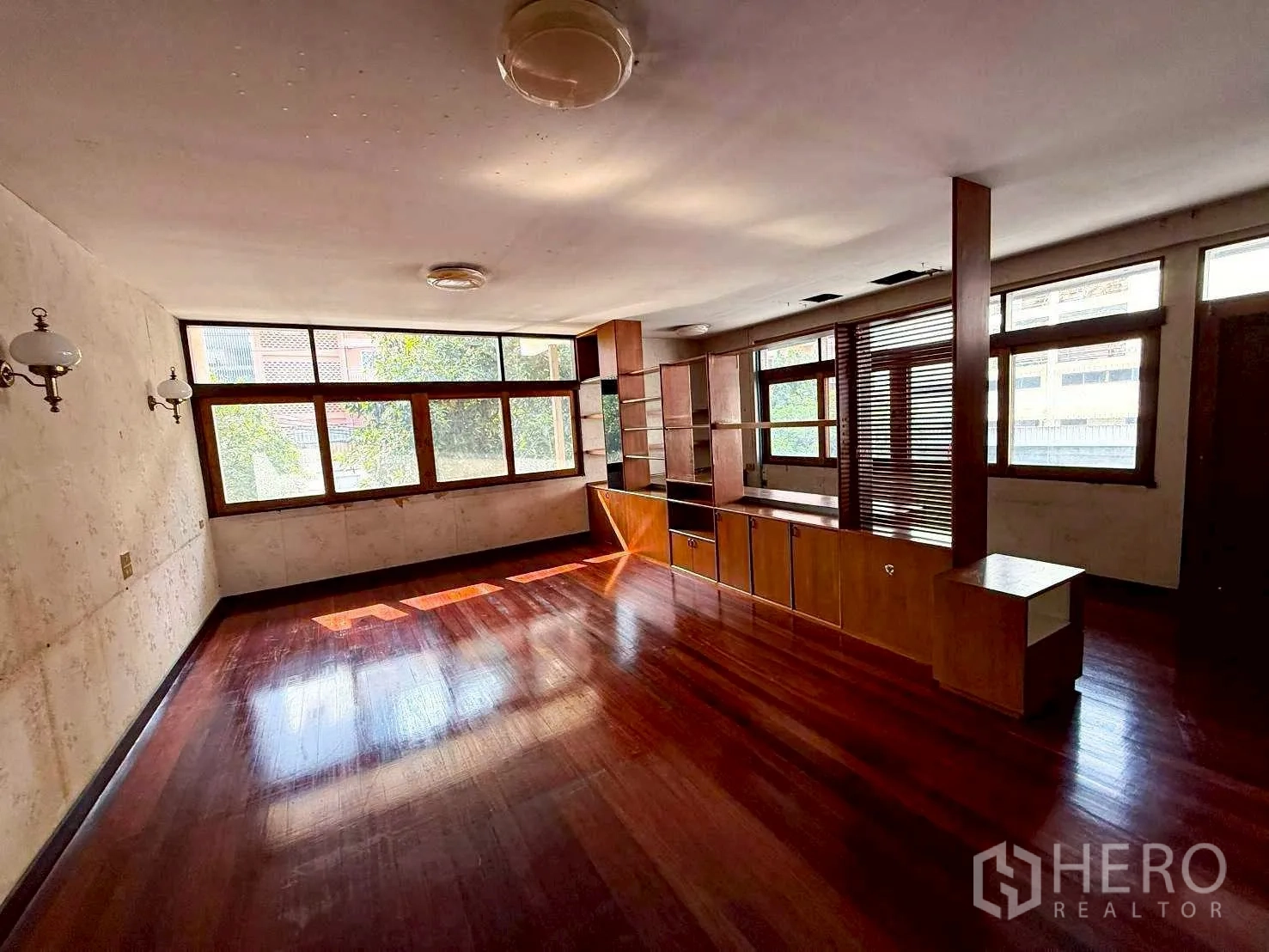 家庭办公室 for rent in Bang Rak, Bangkok - 采光充足的办公区，内置木柜与大面积窗户