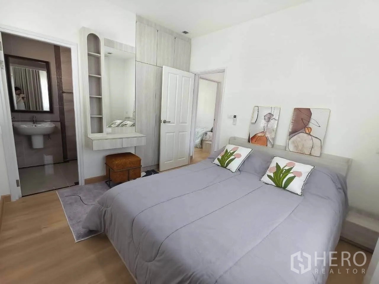บ้านเดี่ยว for rent in Bang Phli, Samut Prakan - ห้องนอนเตียงคู่ ตู้เสื้อผ้าบิลต์อิน โต๊ะเครื่องแป้ง และห้องน้ำในตัว.