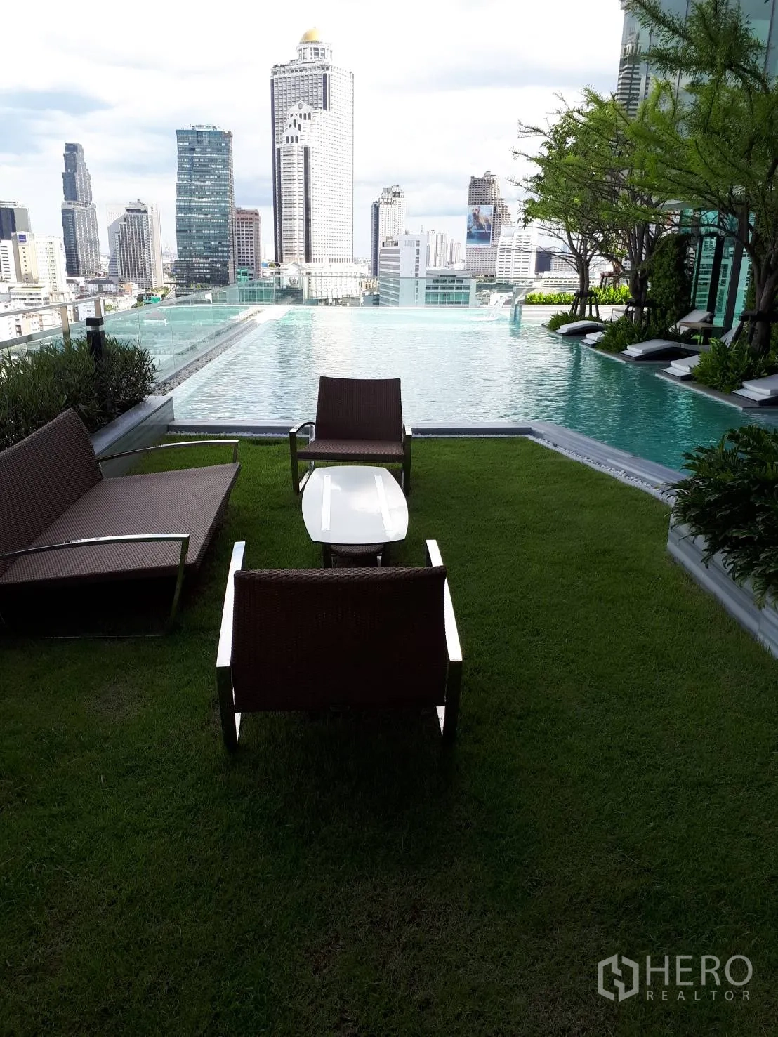 公寓 出租或出售在Bang Rak, Bangkok - 屋顶无边际泳池、草坪躺椅与邦拉克城市天际线景观