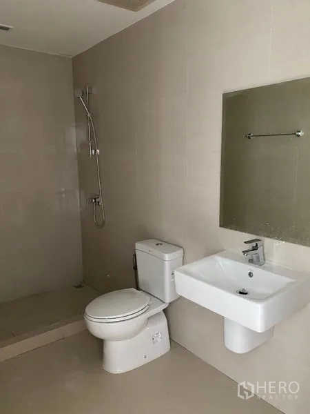 带办公室的家 出租在Wang Thonglang, Bangkok - 浴室设步入式淋浴、坐便与壁挂式洗手盆。