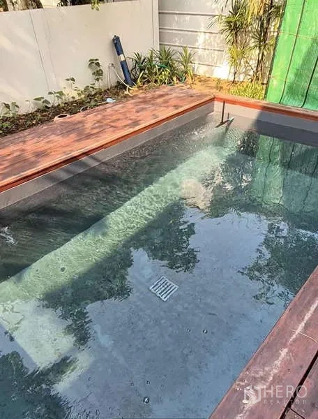 Detached House for rent in Bang Kruai, Nonthaburi - Private plunge pool with clear water beside the garden wall.
