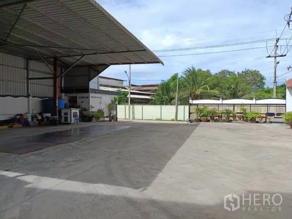 โรงงาน ขายในBan Phaeo, Samut Sakhon - พื้นที่โหลดสินค้ามีหลังคา พร้อมแท่นชั่งรถบรรทุก และลานคอนกรีตกว้างหน้าประตูรั้ว