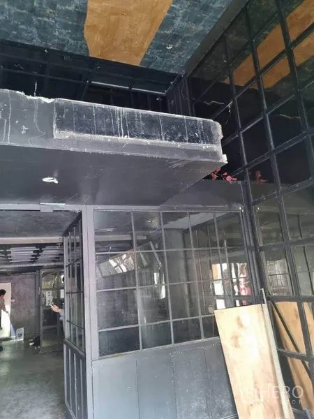 店屋 出租在Watthana, Bangkok - 室内黑色钢框格窗与部分夹层结构。