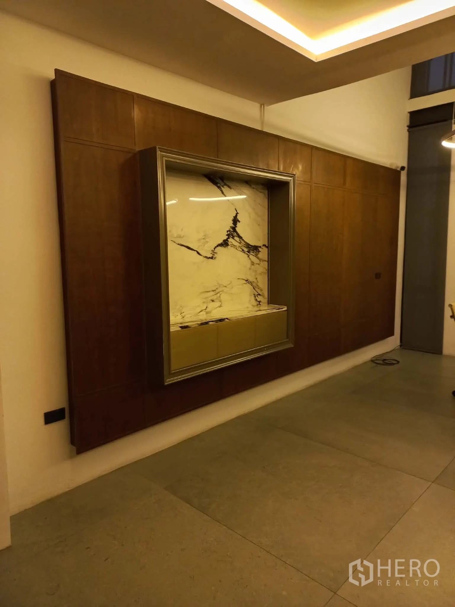 带办公室的家 for rent in Suan Luang, Bangkok - 现代走廊，木质墙面搭配框景大理石装饰，嵌灯天花与水泥质感地面。