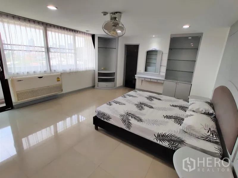 คอนโด ให้เช่าในWatthana, Bangkok - ห้องนอนมาสเตอร์เตียงคิง พร้อมชั้นโชว์กระจก มุมโต๊ะเครื่องแป้ง และหน้าต่างวิวเมืองกว้าง