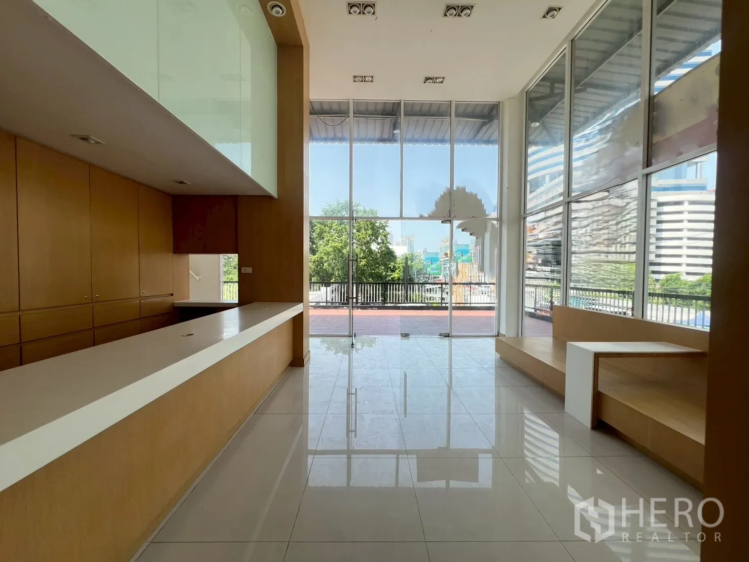 零售空间 for rent in Watthana, Bangkok - 从大堂望向通往大型露台的玻璃门景。