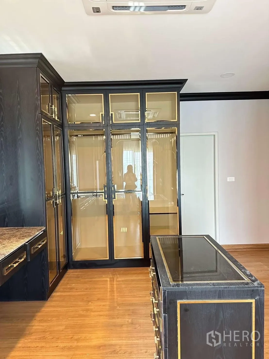 独栋房屋 for rent in Bang Phli, Samut Prakan - 衣帽间内到顶玻璃衣柜，金色框。