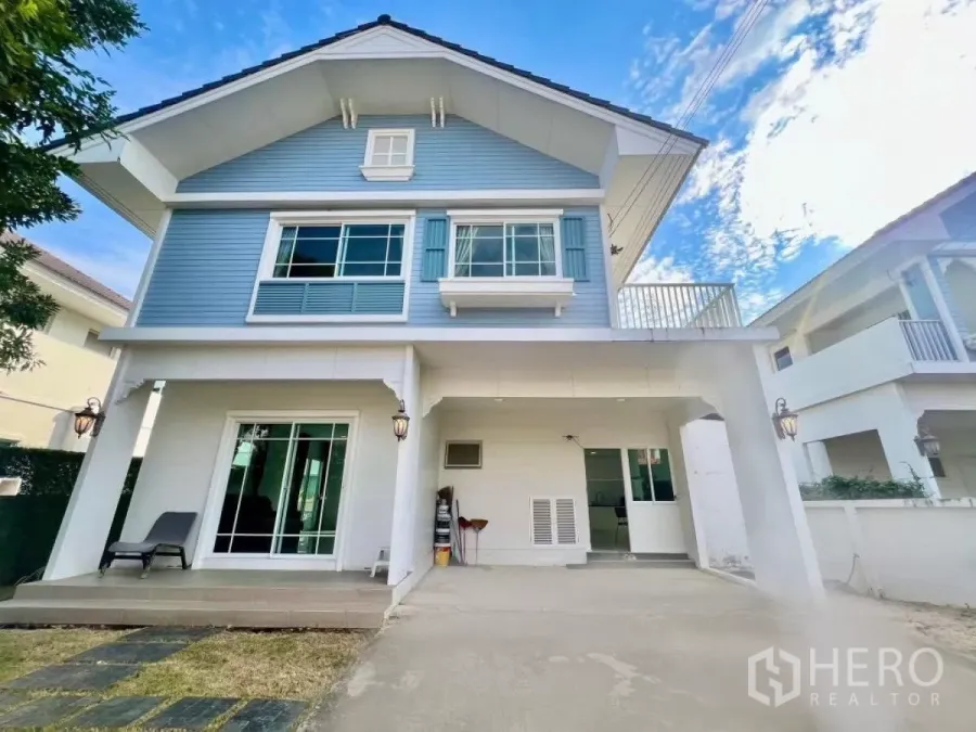 独立式住宅 出租在Lat Krabang, Bangkok - 曼谷Lat Krabang两层蓝色独栋别墅，带有车棚、阳台与前庭。