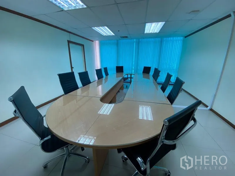 สำนักงาน ให้เช่าในHuai Khwang, Bangkok - ห้องประชุมโต๊ะทรงวงรียาวพร้อมเก้าอี้ผู้บริหารสีดำ