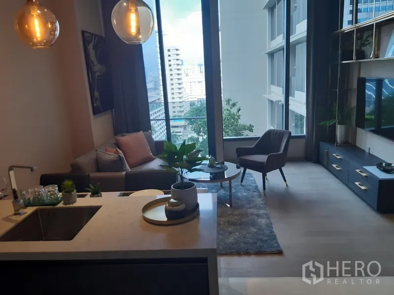 คอนโด ให้เช่าหรือขายในWatthana, Bangkok - ห้องนั่งเล่นแบบโอเพ่นสเปซ มีโซฟา เก้าอี้ ทีวีบิลท์อิน และหน้าต่างสูงจรดเพดานวิวเมือง