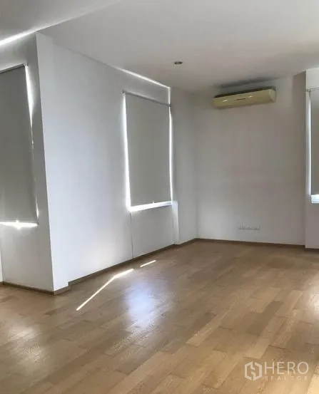 บ้าน ขายในSuan Luang, Bangkok - ห้องนอนใหญ่ มีหน้าต่างหลายบาน ม่าน และแอร์ผนัง