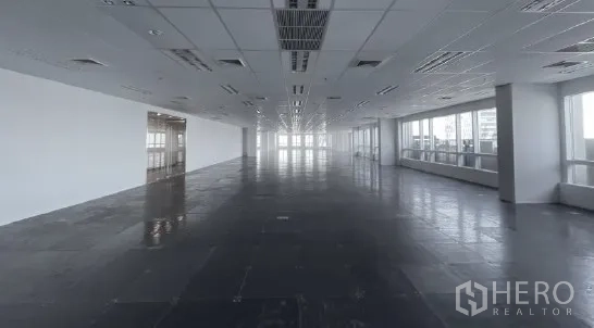 สำนักงาน ให้เช่า - พื้นสำนักงานไร้เสากีดขวาง เพดานฝ้าแขวน ช่องลมแอร์ และหน้าต่างสองด้าน
