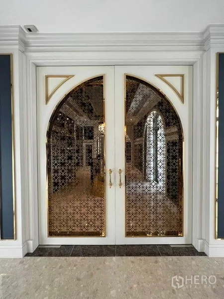 独立式住宅 出租或出售在Thawi Watthana, Bangkok - 装饰性的双开门，金色镂空玻璃拱形面板。