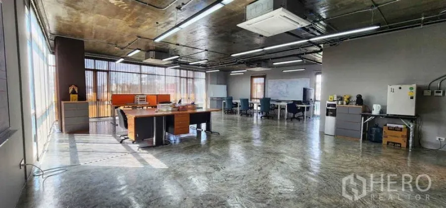 办公空间 出租 - 宽敞办公室，多张工位，自然采光充沛，天花嵌入式空调与LED灯，角落茶水间。