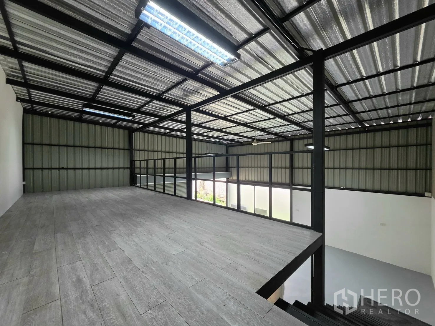 โกดัง for rent in Suan Luang, Bangkok - ชั้นลอยปูพื้นลายไม้พร้อมราวกันตก มองลงสู่พื้นที่ชั้นล่าง.