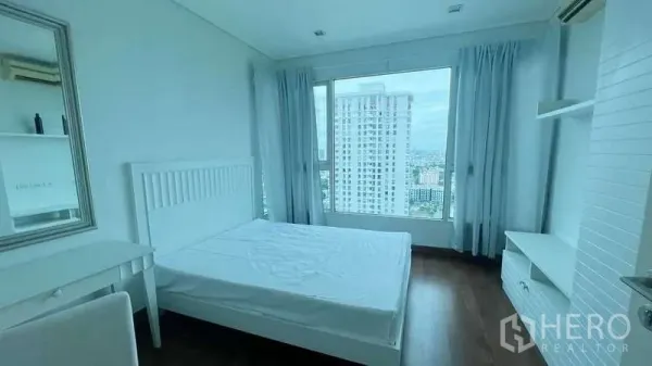 คอนโด ให้เช่าในWatthana, Bangkok - ห้องนอนเตียงสีขาว มีโต๊ะทำงานและหน้าต่างบานใหญ่ชมวิวเมือง