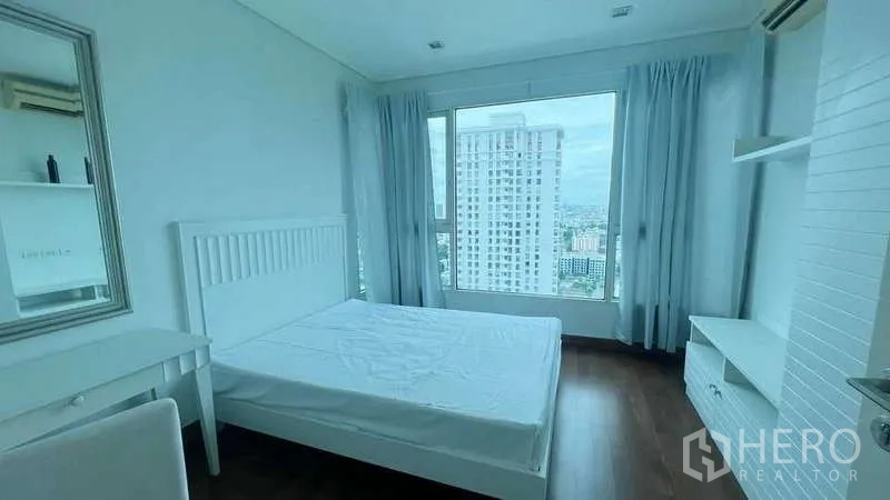คอนโด ให้เช่าในWatthana, Bangkok - ห้องนอนเตียงสีขาว มีโต๊ะทำงานและหน้าต่างบานใหญ่ชมวิวเมือง