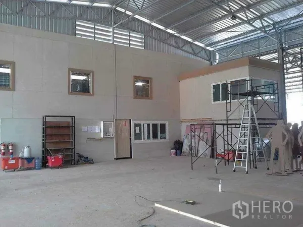 คลังสินค้า ขายในLam Luk Ka, Pathum Thani - ภายในโกดังมีอาคารออฟฟิศสองชั้นสำเร็จรูป หลังคาเมทัลชีท บันไดและนั่งร้าน