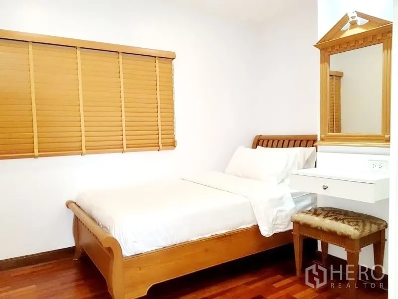 คอนโด ให้เช่าในWatthana, Bangkok - ห้องนอนแขกอบอุ่น เตียงไม้ ม่านบังตา และโต๊ะเครื่องแป้ง