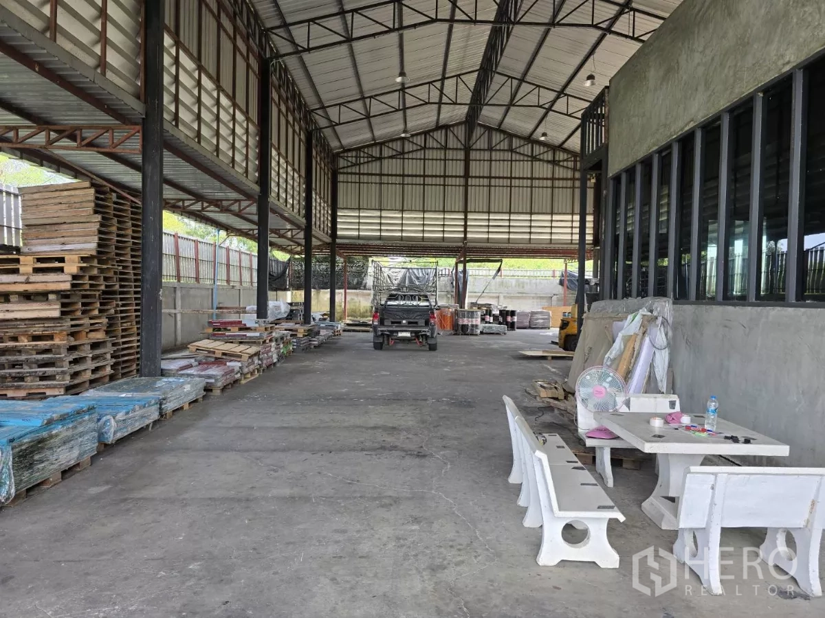 货栈 出售在Lat Lum Kaeo, Pathum Thani - 仓库内部高挑空间，钢结构屋架、混凝土地坪、托盘存放区与长窗办公区。