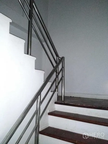 店屋 出租在Khlong Toei, Bangkok - 连接楼层的不锈钢扶手楼梯。