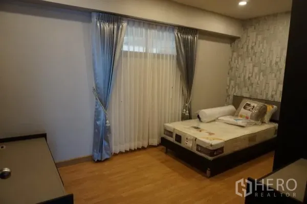 คอนโด ให้เช่าในWatthana, Bangkok - ห้องนอนที่สอง เตียงเดี่ยว ผนังลายและผ้าม่านตั้งพื้นถึงฝ้า