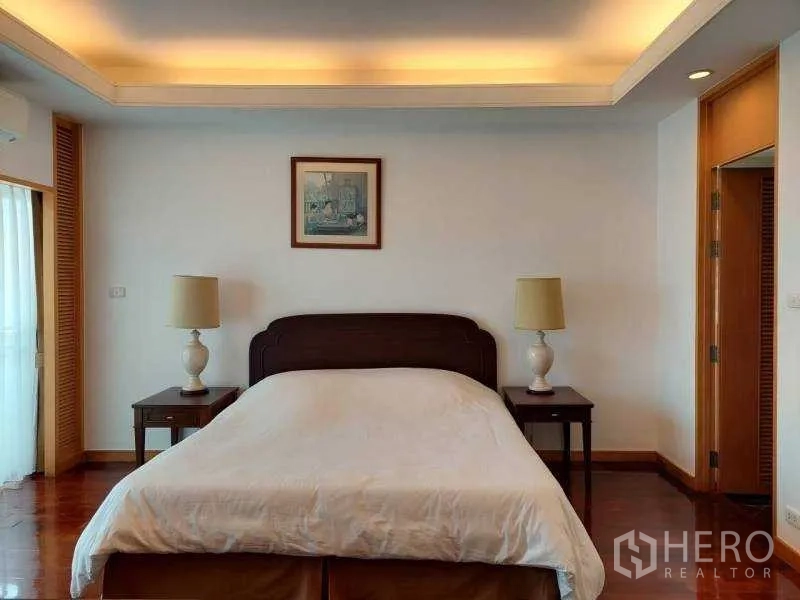 Apartment for rent - Spacious bedroom with double bed, bedside lamps and cove ceiling lights.
