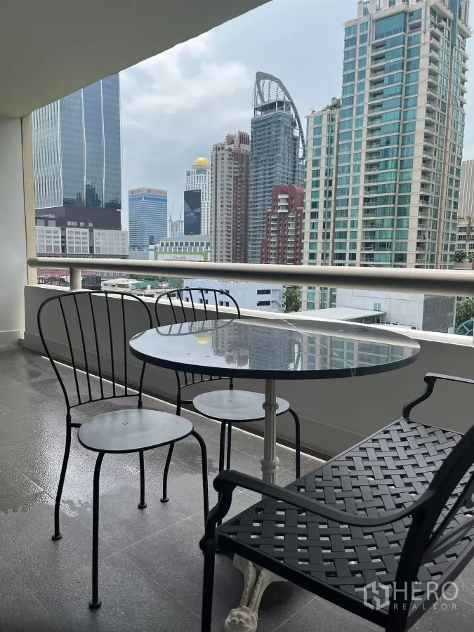 公寓 出租在Pathum Wan, Bangkok - 有顶阳台配户外餐桌椅，俯瞰曼谷天际线。