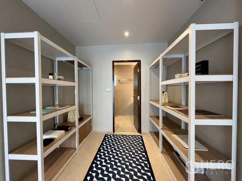 ทาวน์เฮาส์ for rent in Phra Khanong, Bangkok - ห้องเก็บของทางเดินมีชั้นวางแบบเปิด เชื่อมต่อเข้าสู่ห้องน้ำ.