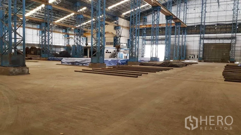 工厂 出租在Mueang Samut Sakhon, Samut Sakhon - 开阔生产区，重载混凝土地面，大型卷帘门与通风百叶窗。