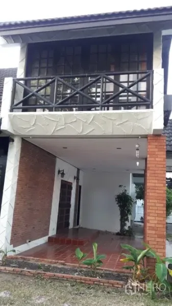 Detached House for rent in Yan Nawa, Bangkok - Covered porch with brick pillars and an upper balcony featuring cross-rail wood balustrade.