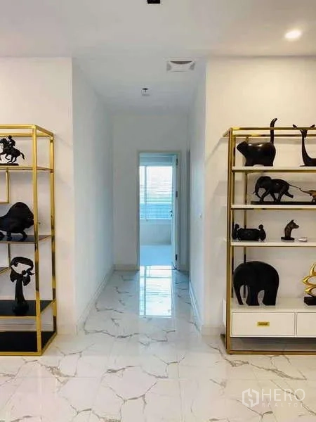 公寓 出租或出售在Watthana, Bangkok - 走廊铺大理石纹地面，双金色展示架通往卫浴。