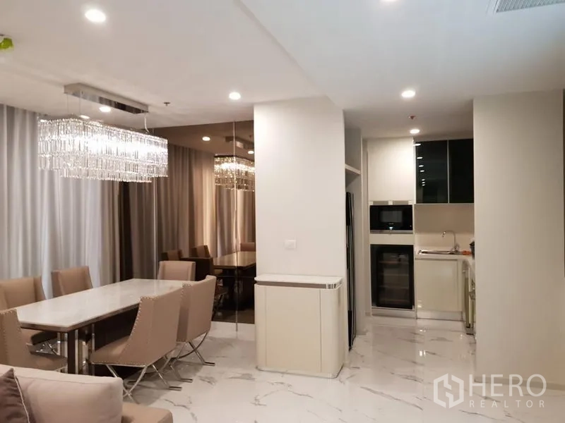 公寓 出租在Pathum Wan, Bangkok - 餐厅与现代厨房相连，双水晶吊灯与大理石地面