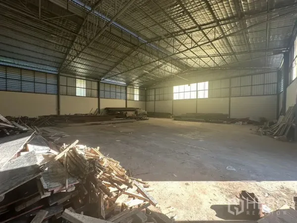 คลังสินค้า ให้เช่าในSaphan Sung, Bangkok - ภายในโกดังโล่งกว้าง หลังคาโครงเหล็กติดฉนวน พื้นคอนกรีต พร้อมไม้กองเก็บด้านข้าง