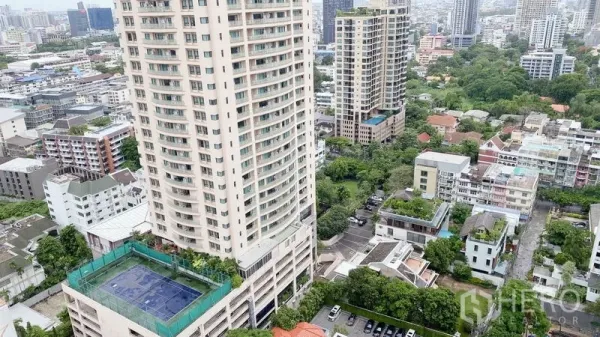 公寓 出租或出售在Sathon, Bangkok - 带屋顶网球场的公寓楼，周围绿意与城市建筑