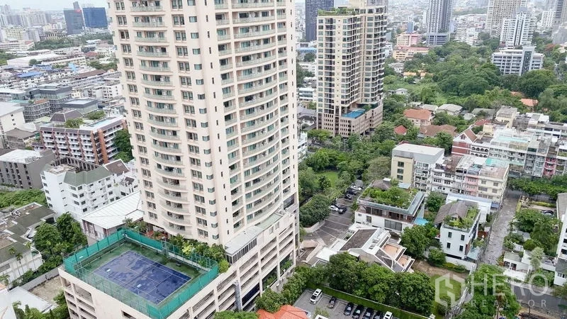 公寓 出租或出售在Sathon, Bangkok - 带屋顶网球场的公寓楼，周围绿意与城市建筑