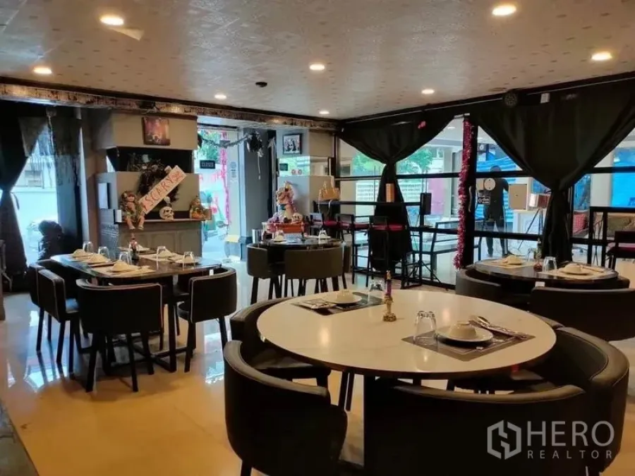 พื้นที่ขายปลีก ให้เช่าในWatthana, Bangkok - ห้องอาหารสว่าง โปร่ง มีโต๊ะกลมและการจัดโต๊ะพร้อมเสิร์ฟ