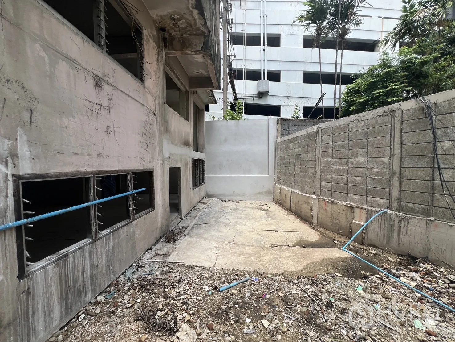 ตึกแถว for rent in Bang Rak, Bangkok - พื้นที่หลังบ้านล้อมกำแพง พื้นดินหยาบและท่อประปา