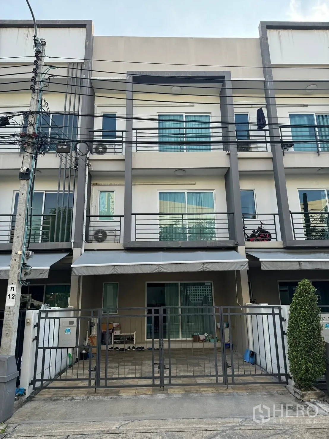 ทาวน์เฮาส์ for rent in Suan Luang, Bangkok - หน้าทาวน์เฮ้าส์สามชั้นสมัยใหม่ มีระเบียงและที่จอดรถในรั้ว