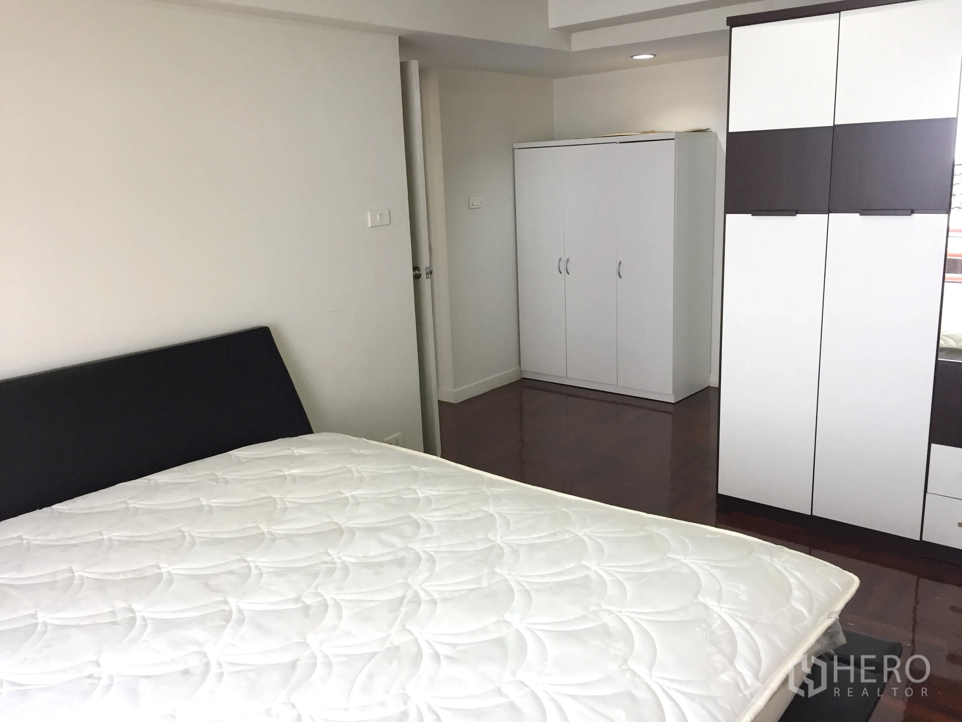 บ้าน ให้เช่าในWatthana, Bangkok - ห้องนอนรองสว่าง ตู้เสื้อผ้าพร้อมใช้ และพื้นไม้เงางาม
