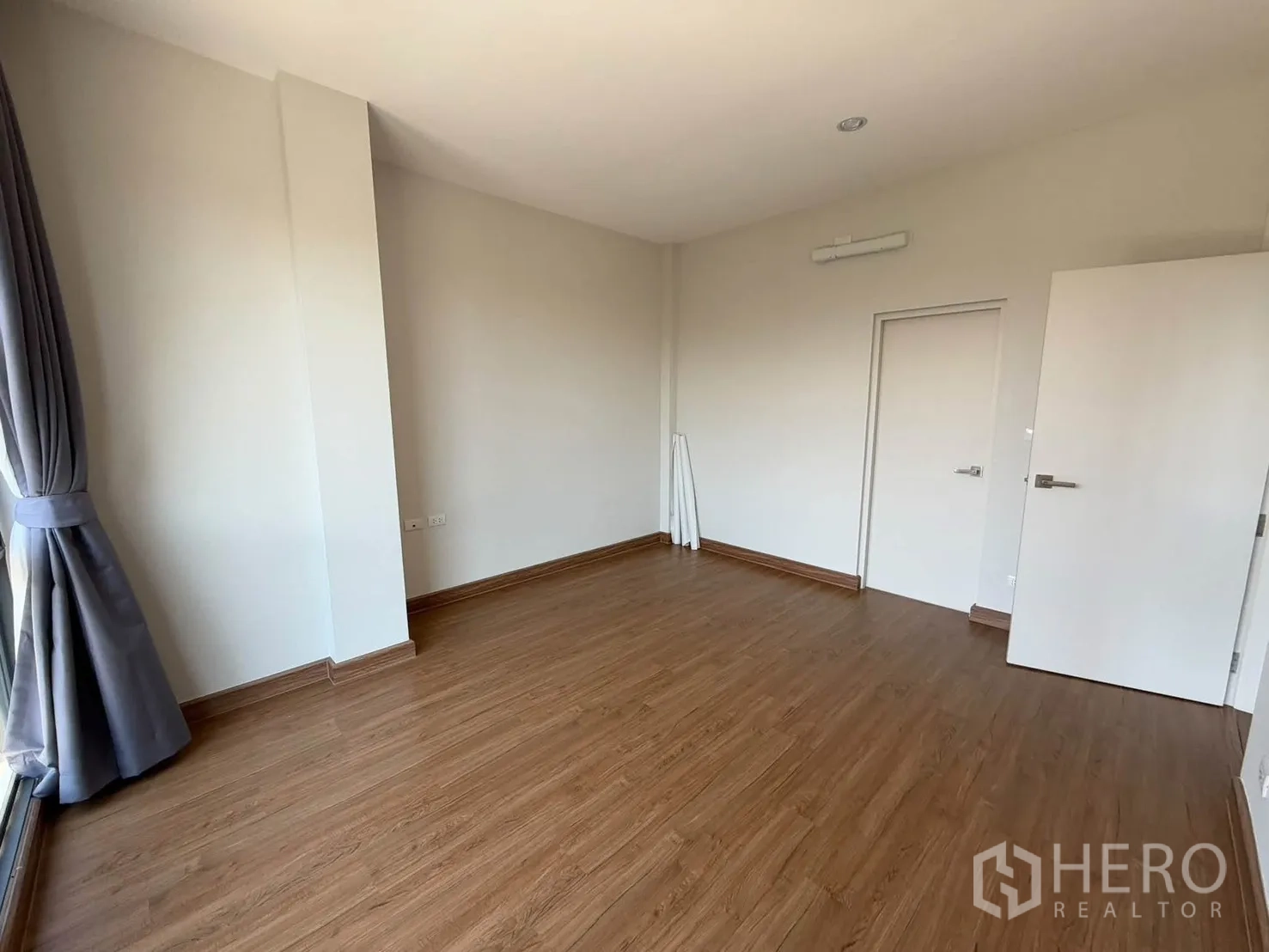 บ้านแฝด for rent in Prawet, Bangkok - ห้องโล่งพื้นไม้และประตู เหมาะปรับใช้เป็นห้องอเนกประสงค์