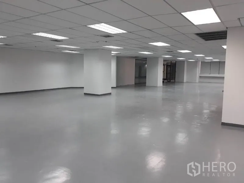 สำนักงาน ให้เช่าในHuai Khwang, Bangkok - พื้นที่สำนักงานเปิดโล่ง เพดานฝ้าตะแกรง ไฟสว่าง พื้นอีพ็อกซี่สีเทา