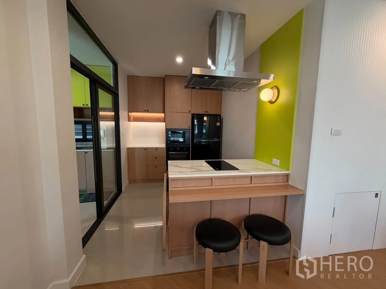 บ้านแฝด for rent in Prawet, Bangkok - ครัวบาร์กะทัดรัดแต่งผนังสีเขียวสดและเก้าอี้สตูล