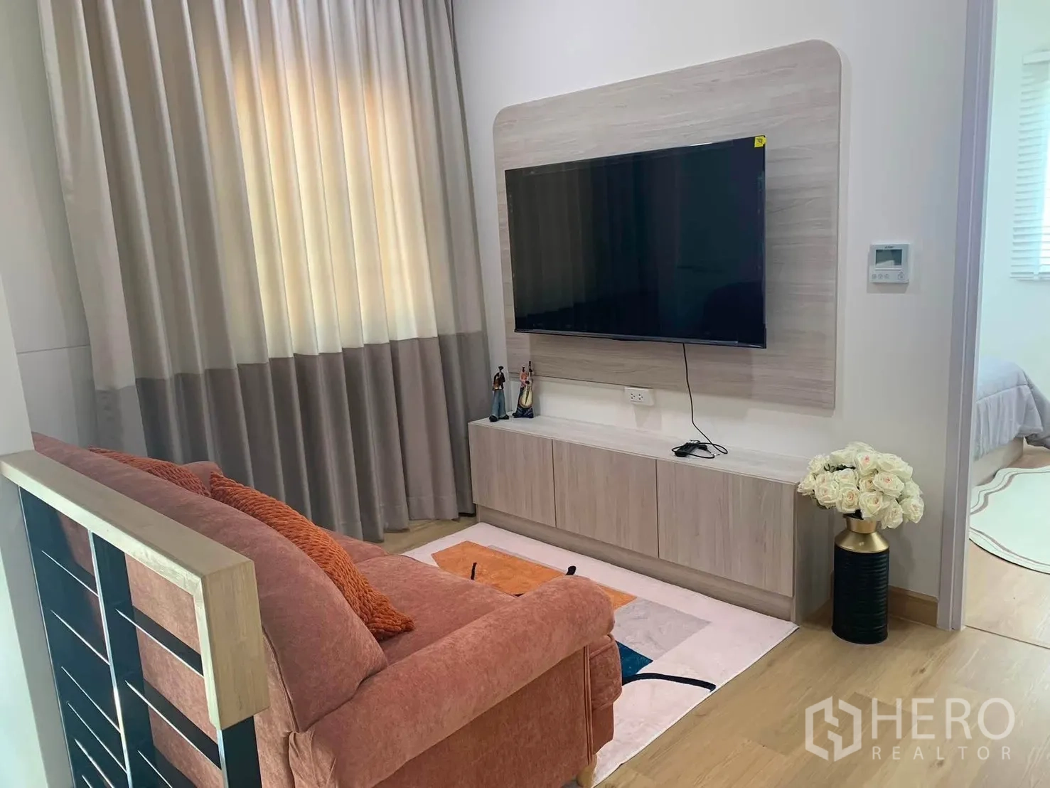บ้านเดี่ยว for rent in Bang Phli, Samut Prakan - มุมนั่งเล่นกะทัดรัด โซฟาหันเข้าจอทีวีติดผนังและตู้เตี้ย.